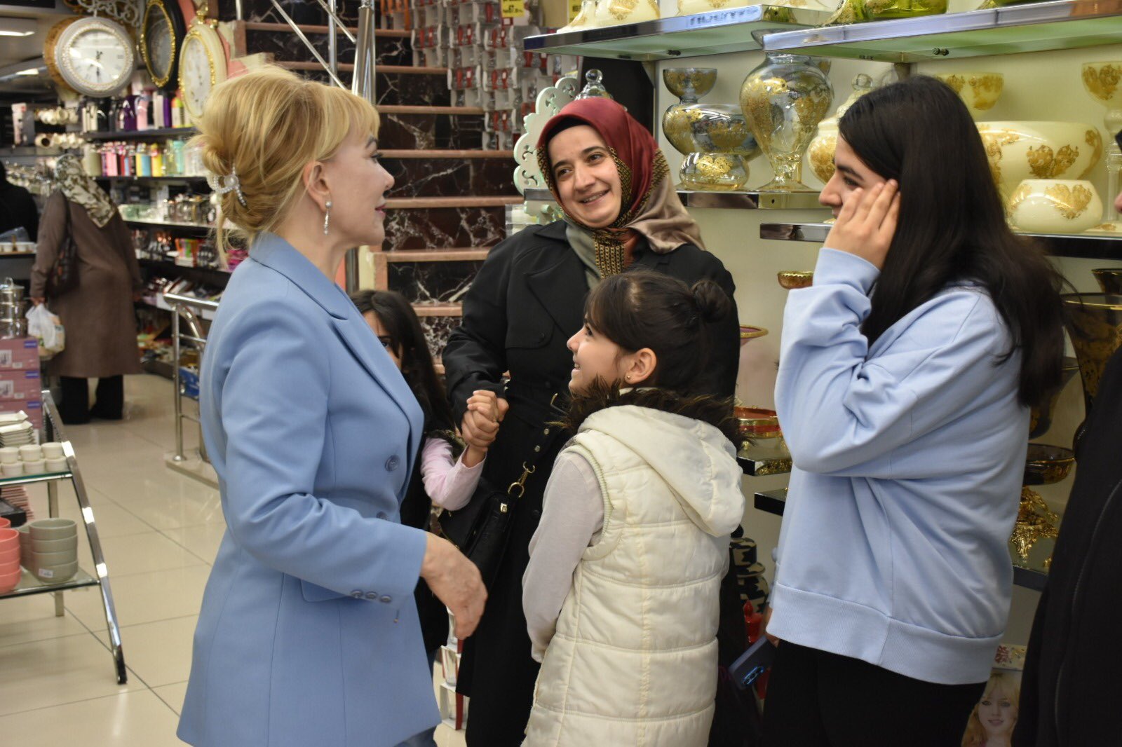 Bağımsız Aday Prof. Dr. Yasemin Açık Elazığlıların desteği ile yoluna tam hız devam ediyor