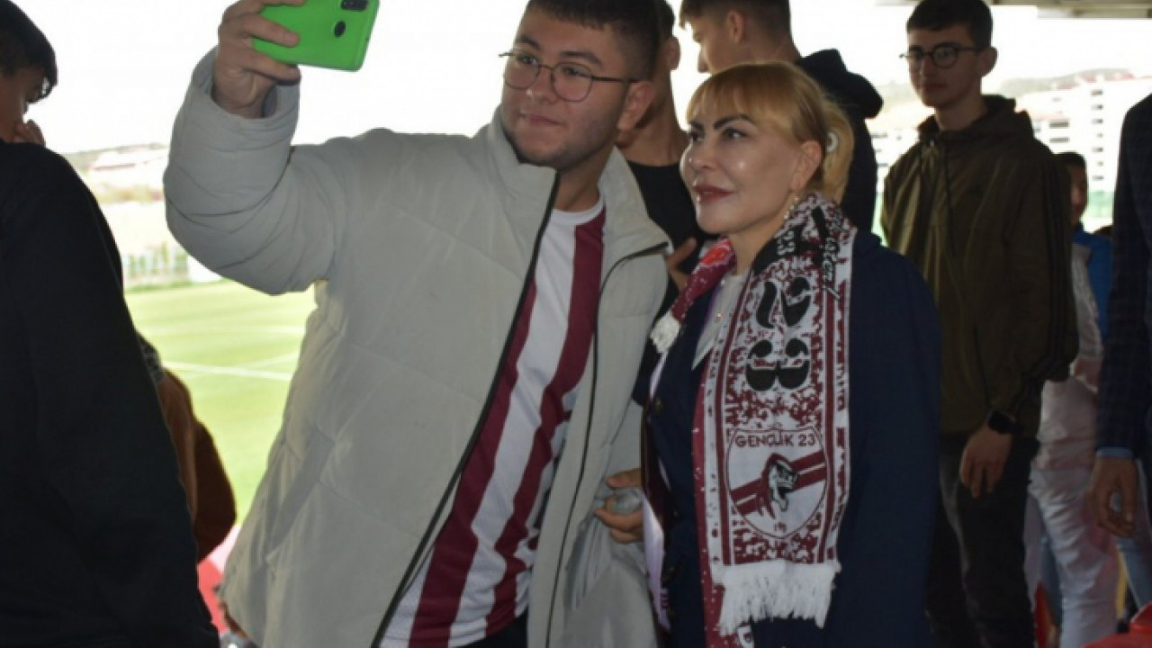 Taraftarlar, Prof. Dr. Yasemin Açık’ı bağrına bastı 