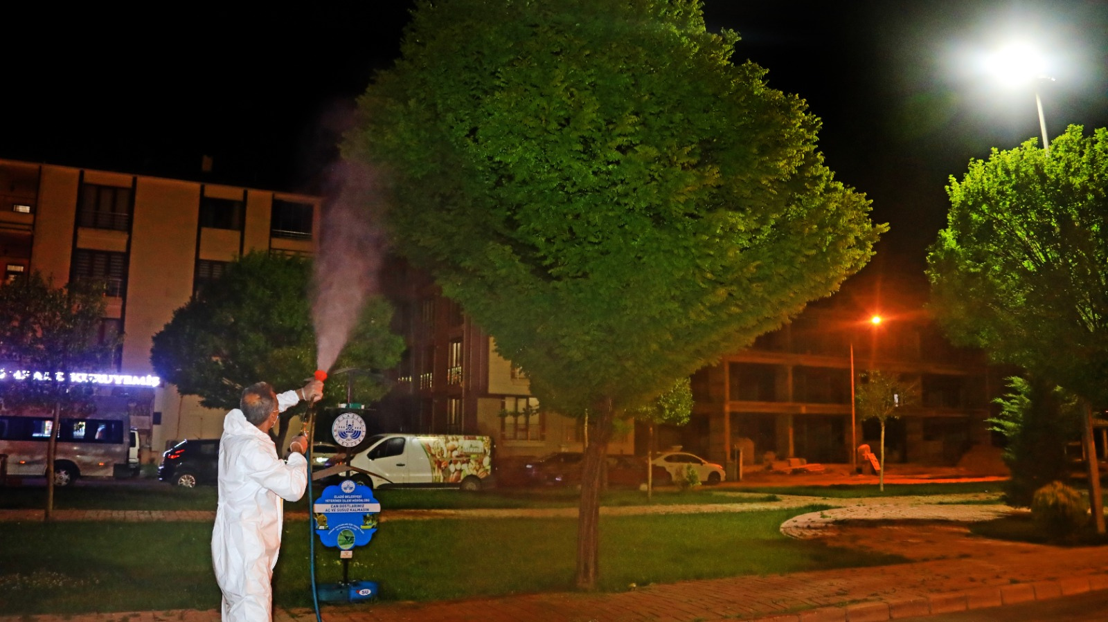 Elazığ Belediyesi Larvayla Mücadele Çalışmalarını Sürdürüyor