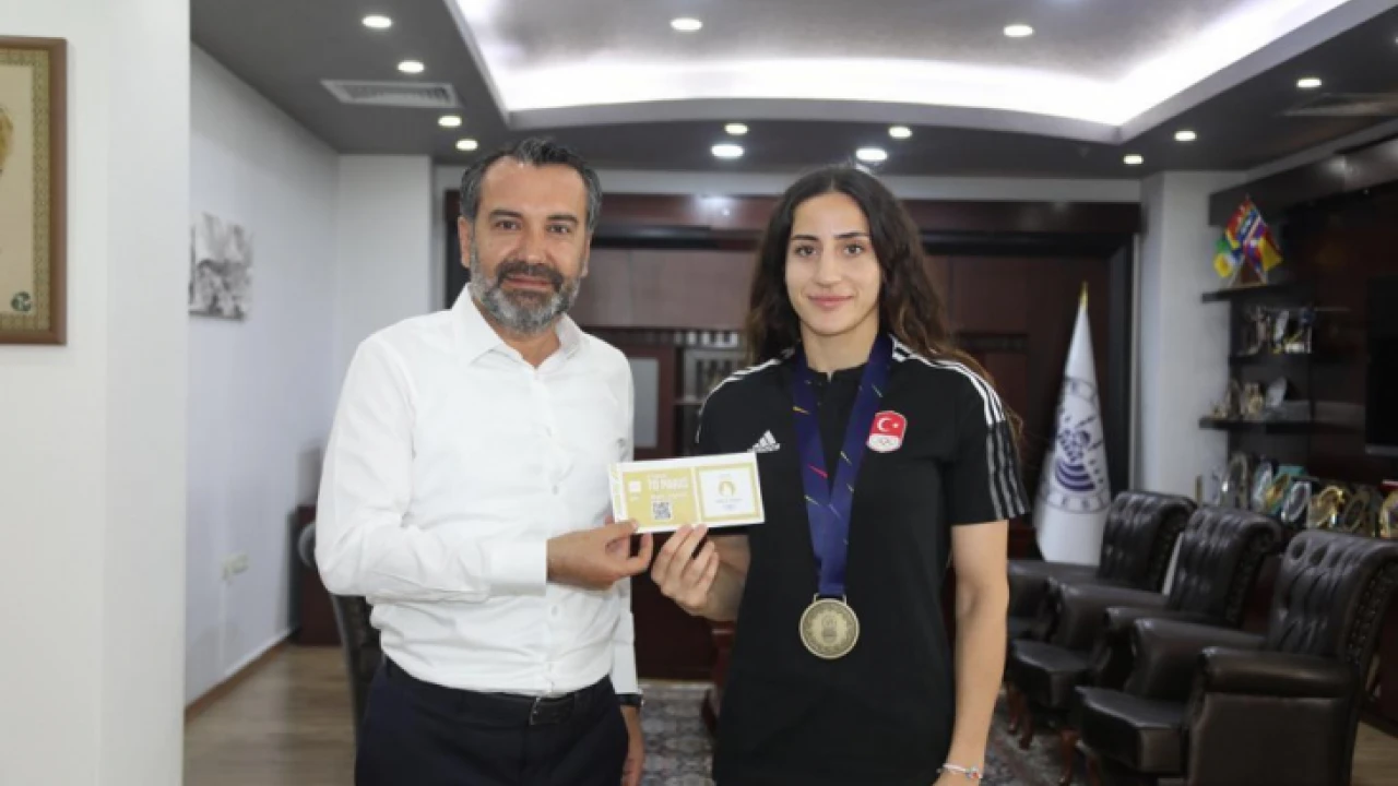 Elazığ Belediyespor’un Olimpiyat Vizeli Boksörü Gizem Özer, Güney Kore Yolcusu