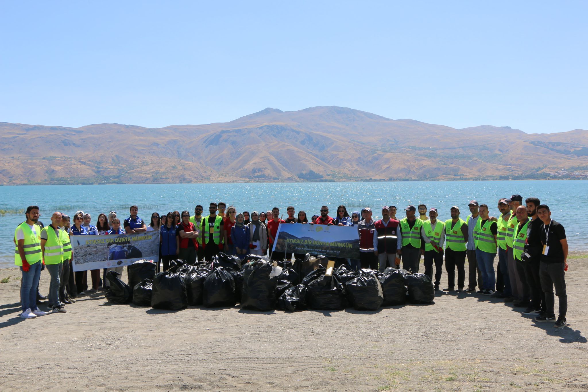 Elazığ İl Özel İdaresi, Sivrice Hazar Gölü Sahillerinde Detaylı Temizlik Çalışması Gerçekleştirdi