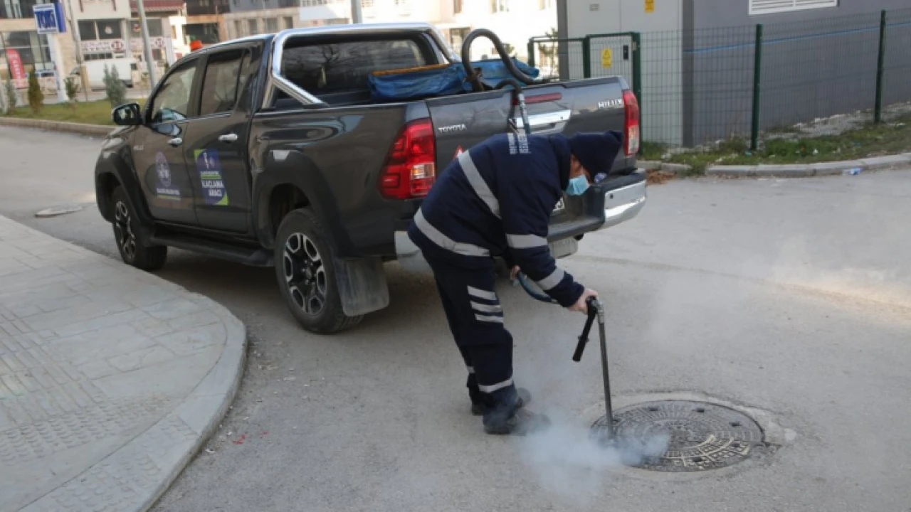 Elazığ Belediyesinden kanal sisleme ve ilaçlama çalışması 