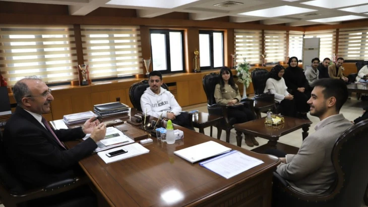 Rektör Göktaş, öğrencilerle bir araya gelmeye devam ediyor