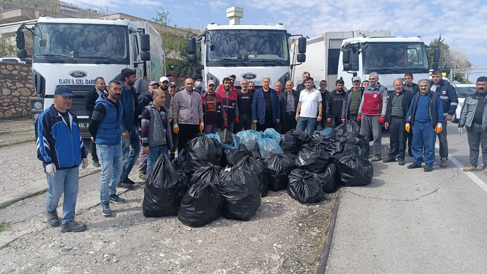 İl Özel İdaresi ve Pertek Belediyesinden İş Birliği ile Çevre Temizliği