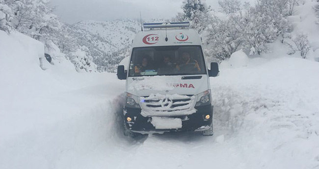 Karda mahsur kalan hastanın yardımına İl Özel İdaresi ekipleri yetişti