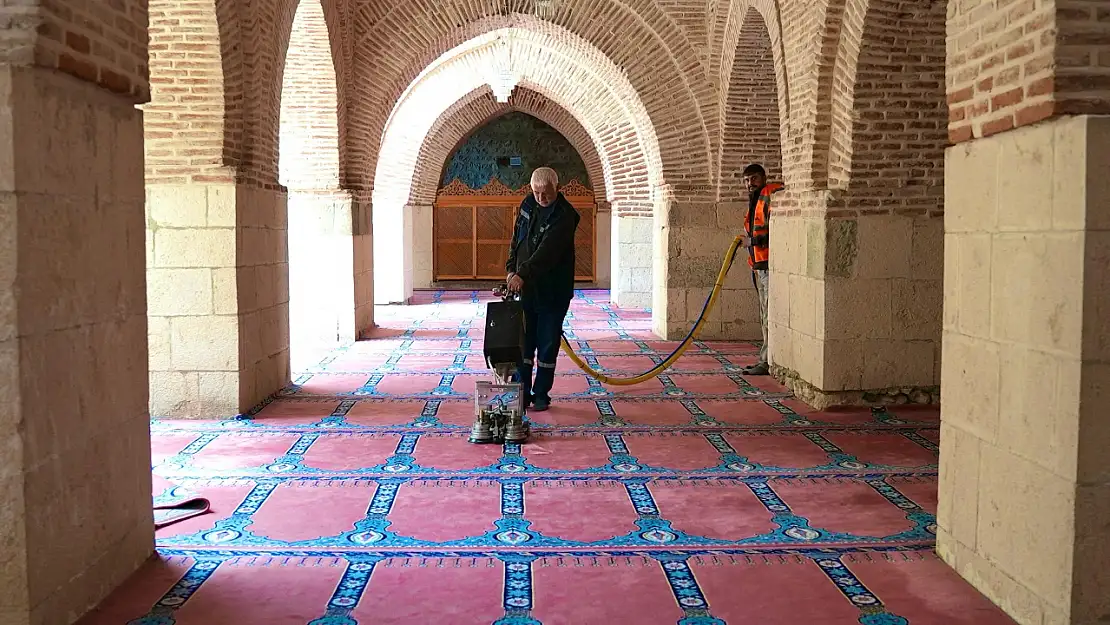 Elazığ Belediyesi ekiplerinden yoğun bayram temizliği çalışması