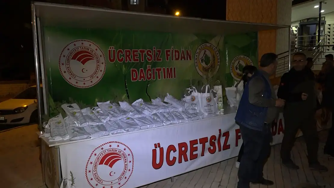 Vatandaşlara ücretsiz fidan dağıtıldı