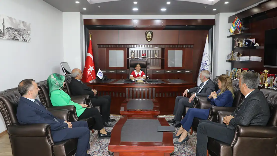 Başkan Şerifoğulları’nın makamını, minik öğrenci Birici devraldı