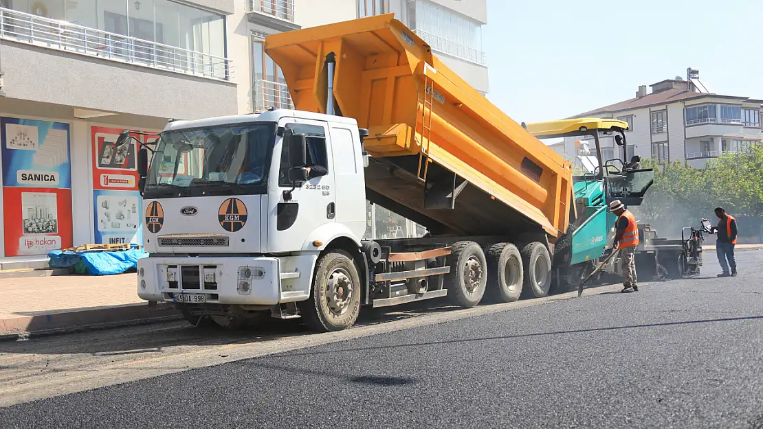 Elazığ Belediyesi asfalt yenileme çalışmalarını sürdürüyor