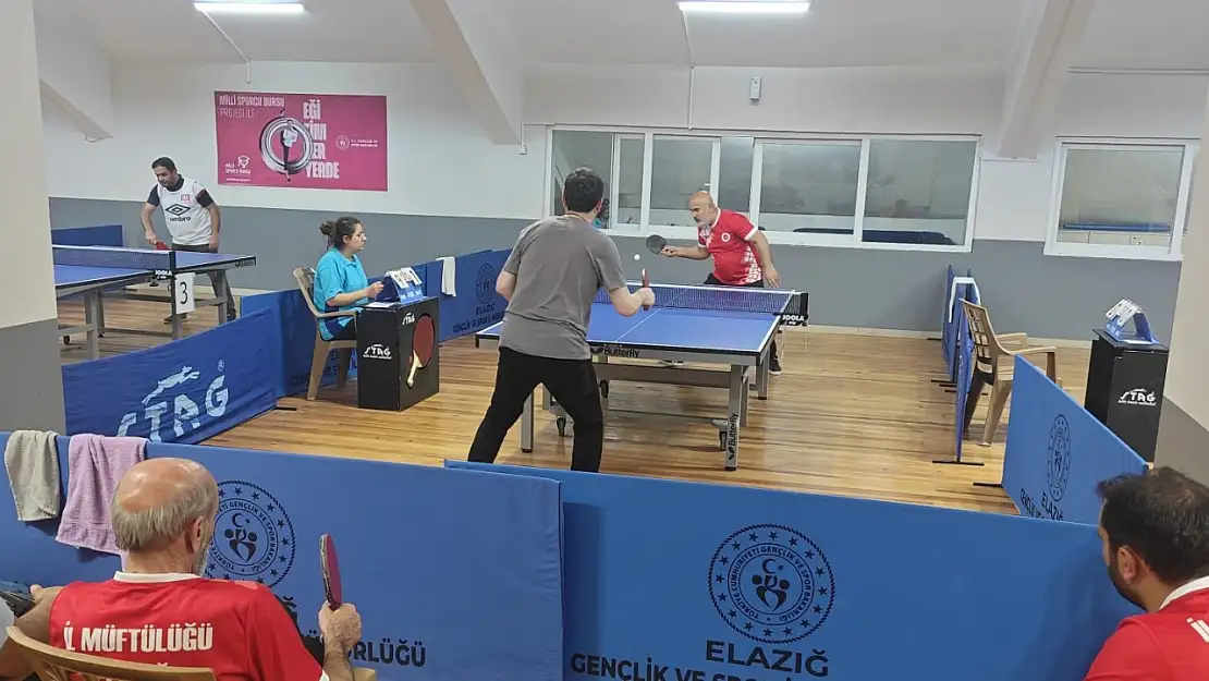 Masa Tenisinde raketler dostluk için sallandı