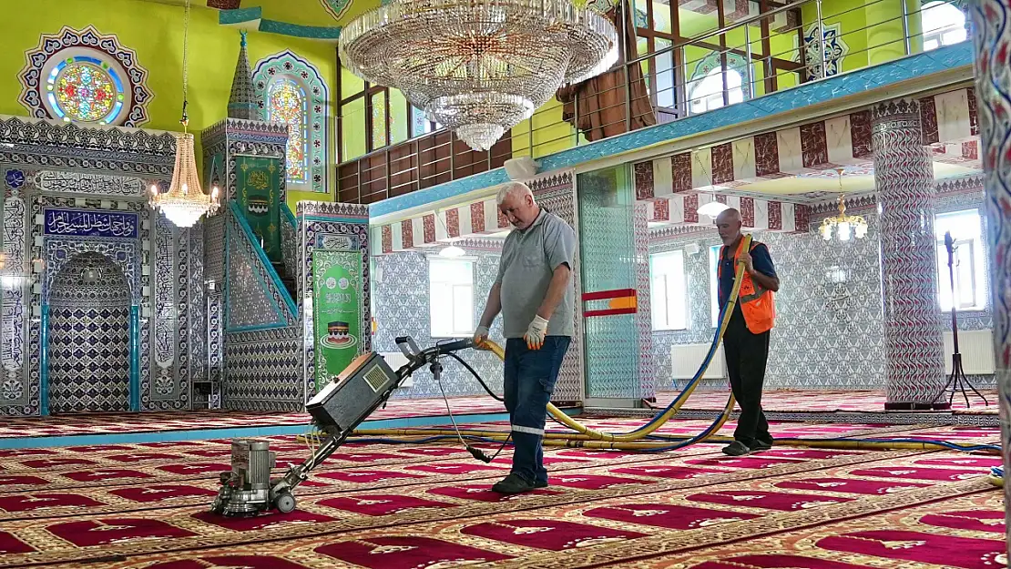 Elazığ Belediyesi, kentin dört bir yanında temizlik çalışmasına devam ediyor