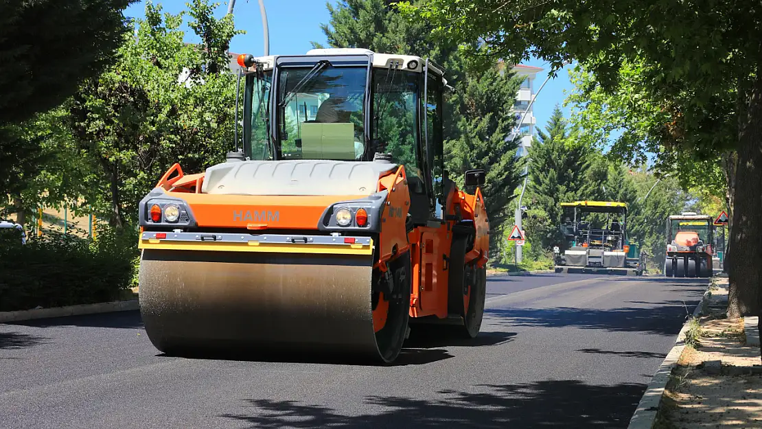 Elazığ Belediyesi, yol yenileme çalışmalarını aralıksız sürüyor