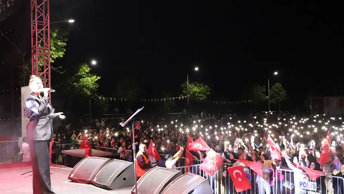 Fırat Üniversitesi 50. Yıl Festivali Azerin’in unutulmaz konseriyle sona erdi