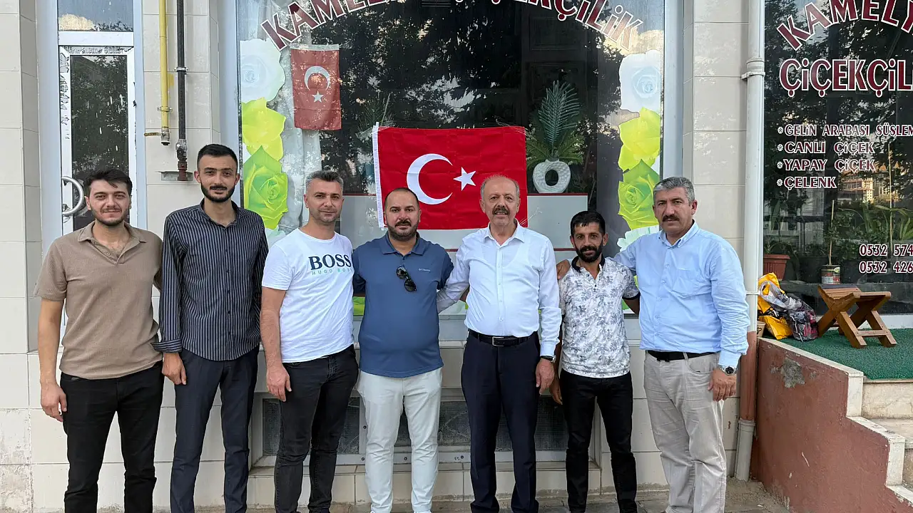AK Parti Kovancılar ilçe başkanlığı esnafa bayrak dağıttı