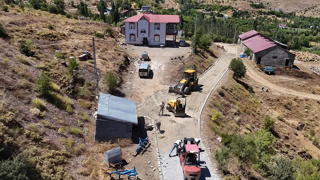 Başkaynak Köyü’nde kilit parke çalışmaları hızla devam ediyor