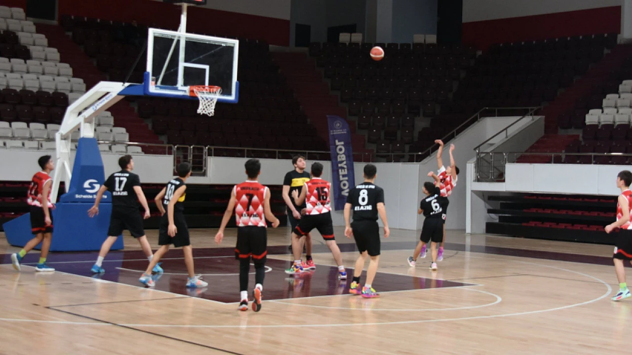 U18 Erkekler Basketbol Şampiyonu Gençlik Merkezi Spor Kulübü