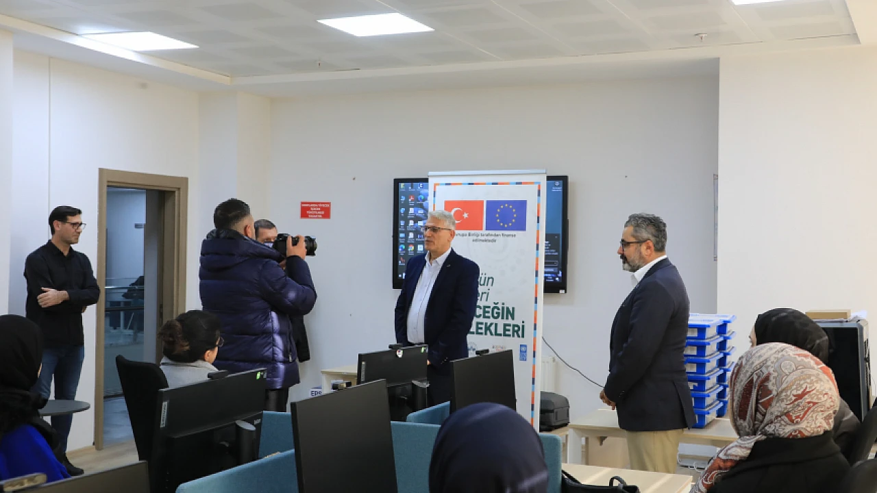 Elazığ Belediyesi Dijital Gençlik Merkezi’nde Eğitimler Sürüyor