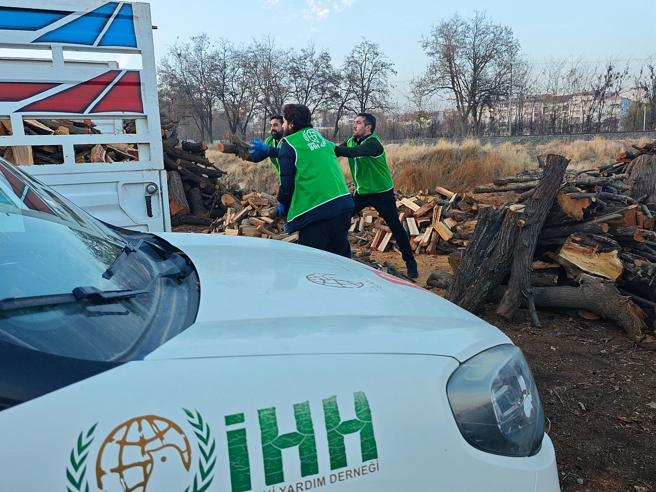 Elazığ İHH'dan 300 Aileye Yakacak Yardımı