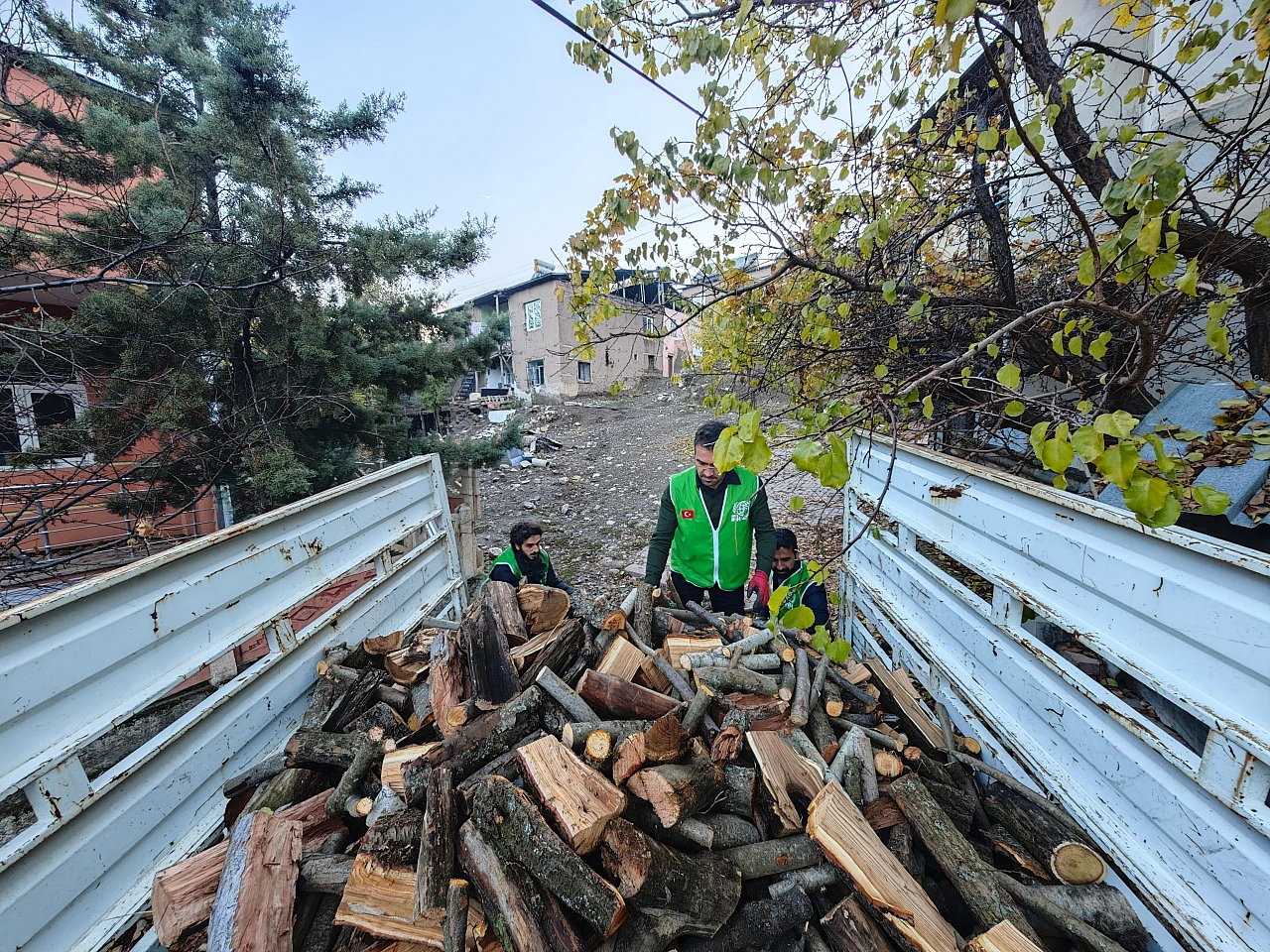 Elazığ İHH'dan 300 Aileye Yakacak Yardımı