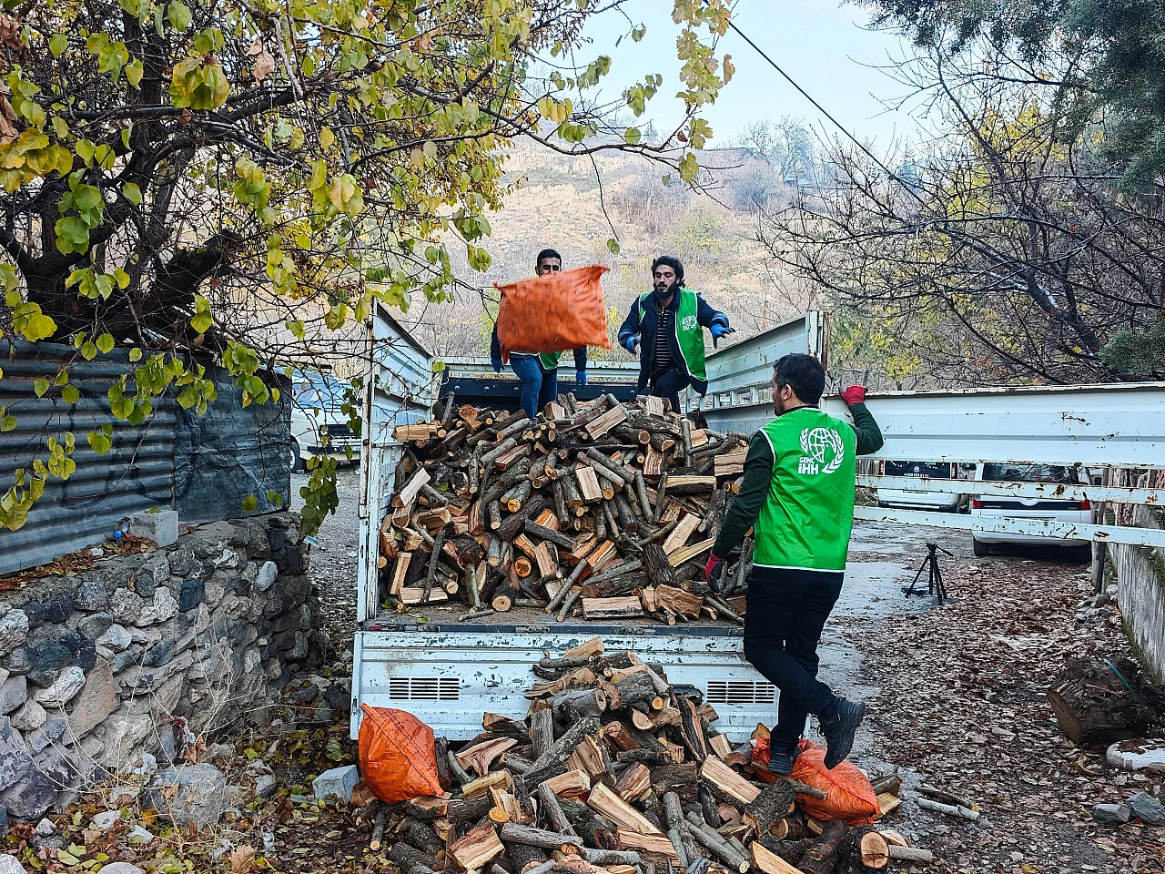 Elazığ İHH'dan 300 Aileye Yakacak Yardımı