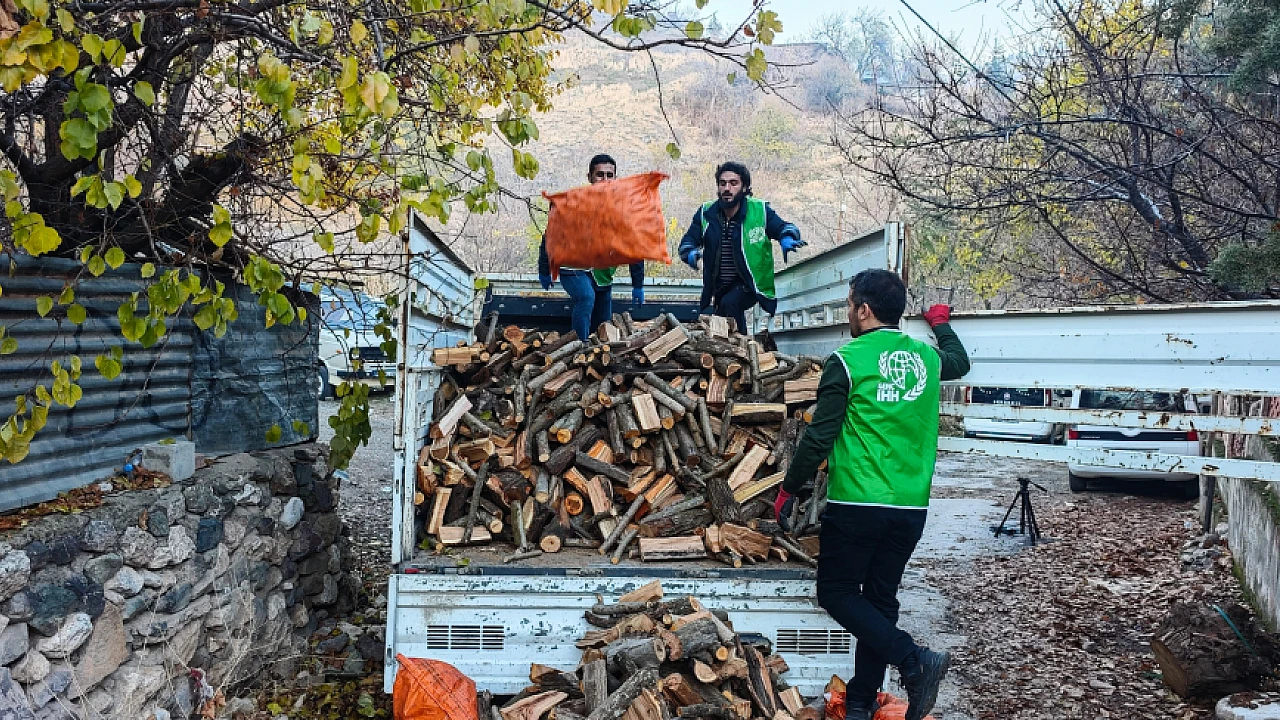 Elazığ İhh’dan 300 Aileye Yakacak Yardımı