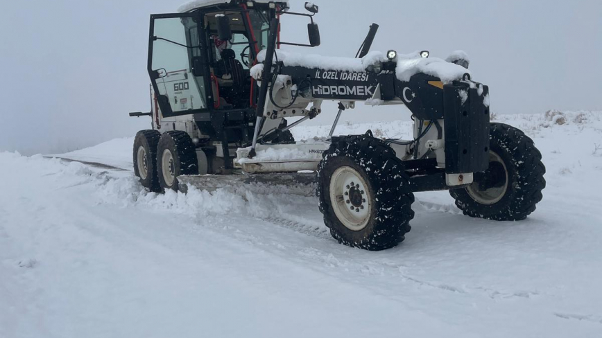 İl Özel İdaresi Ekipleri Kapalı Köy Yollarında Çalışmalarını Sürdürüyor