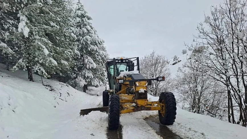 Elazığ’da 101 Köy Yolunda Çalışmalar Sürüyor