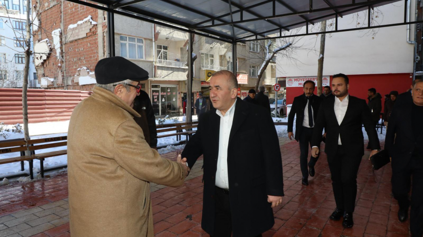 Vali Hatipoğlu, Cuma Namazı Sonrası Vatandaşlarla bir Araya Geldi