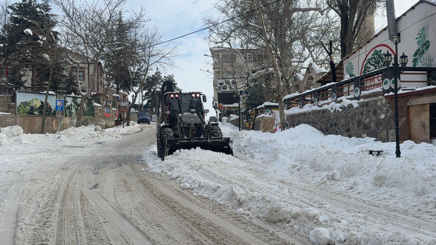 Elazığ Belediyesi’nden Harput’ta Kar Temizliği