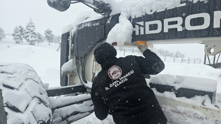 İl Özel İdaresi Sahada Araçların Bakım Onarımını Yapıyor