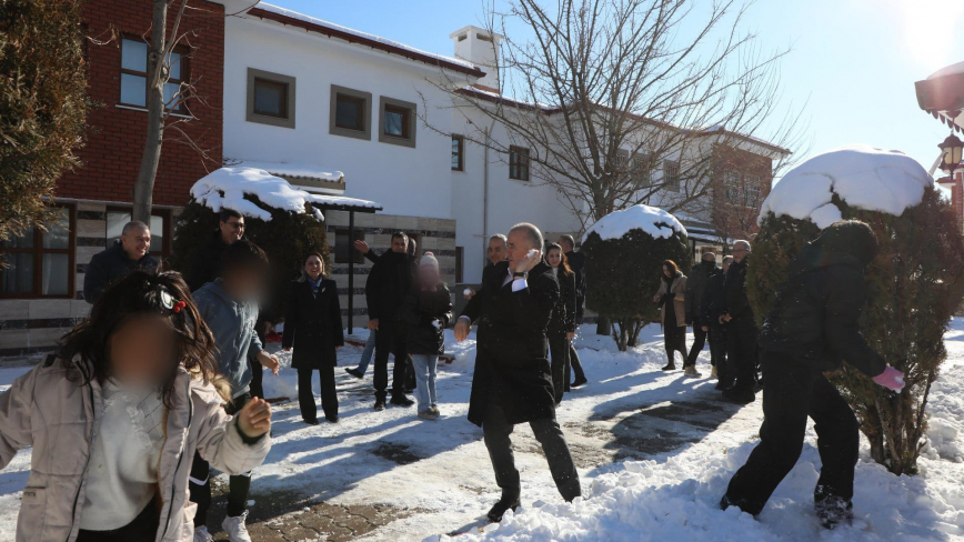 Vali Hatipoğlu Çocuk Evleri Sitesi’nde Çocuklarla Kar Topu Oynadı