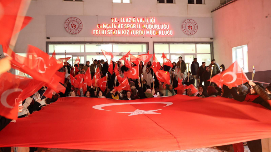 Şehit Fethi Sekin Yurt Öğrencilerinden Bayrağa ve Vatana Sahip Çıkış