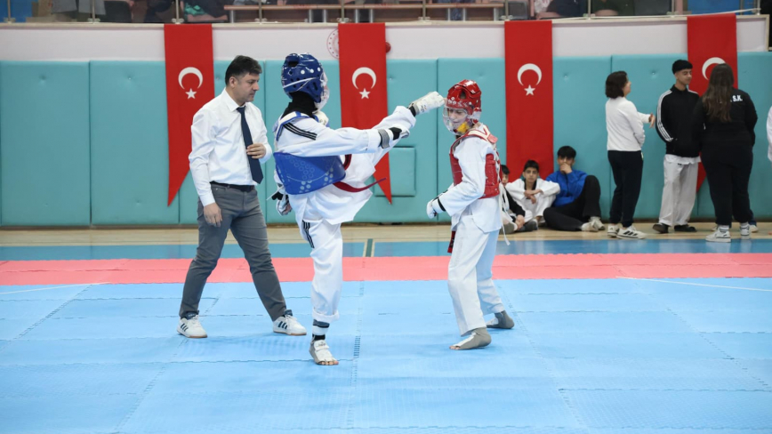 Sahada Azim, Pistte Hız, Tatamide Güç