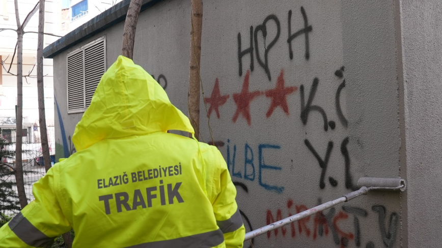 Elazığ Belediyesi Duvar Yazılarını Temizliyor