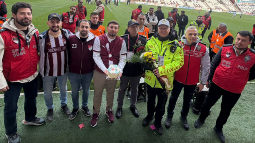 Taraftar Grubu Polisleri Unutmadı