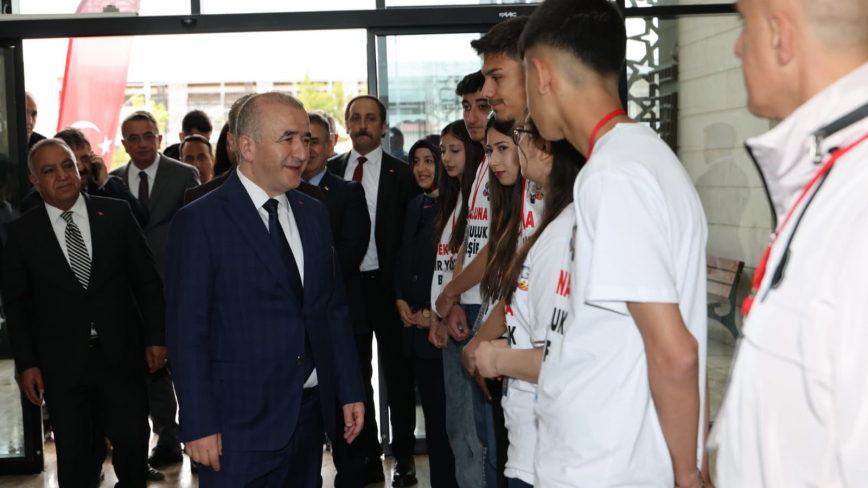 Vali Numan Hatipoğlu Öğrencilerle Buluştu