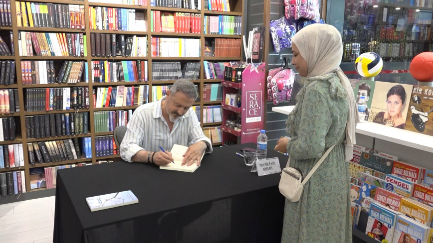 Yazar Fatih Arslan İmza Gününde Okurlarıyla Buluştu