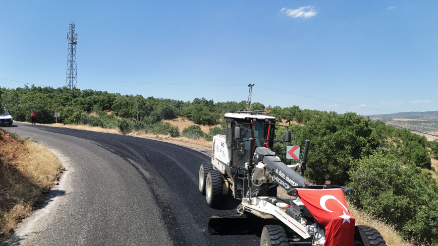 Karakoçan Yoğunağaç Grup Yolu’nda Asfalt İyileştirme Çalışmaları Sürüyor