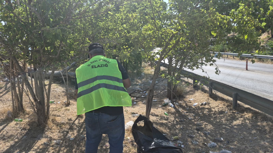 Pertek Feribot İskelesi ve Güzergâhında 4 Ton Çöp Toplandı