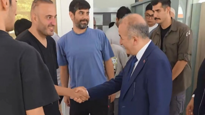 Vali Numan Hatipoğlu, Cuma Namazı Sonrası Vatandaşlarla Buluştu