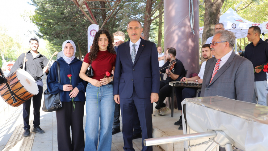 Fırat Üniversitesi Öğrencileri Rektör Göktaş ile Çiçeklerle Karşılandı