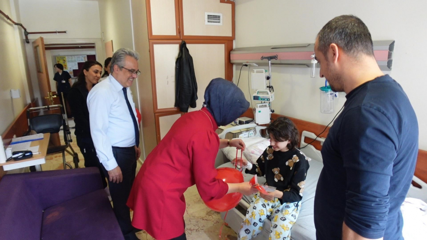 Fırat Üniversitesi Hastanesi’nden Minik Hastalara 29 Ekim Ziyareti